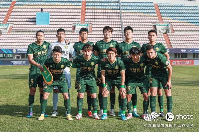 英超-曼城1-1利物浦 哈兰德50球里程碑阿诺德扳平北京时间11月25日20:30，英超联赛第13轮曼城迎战利物浦的比赛，上半场阿利森开门球失误，阿克助攻哈兰德低射破门创造英超最快达成50球的记录，半场结束，曼城1-0利物浦。